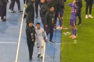 惺惺相惜！于漢超賽后特意前往對(duì)手替補(bǔ)席，與于根偉擁抱致意