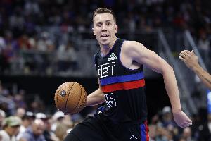 射手本色！鄧羅迎著防守射進(jìn)首節(jié)壓哨三分球