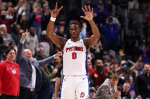 回餅一個(gè)！杜倫弧頂擊地妙傳CC雙手暴扣