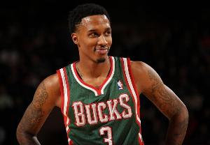 還記得他嗎？雄鹿節(jié)間休息 詹寧斯參與三分大賽勝出