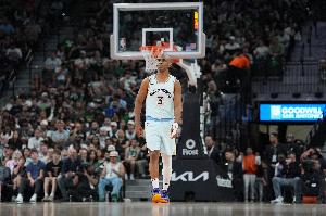 ??保羅生涯至今已出戰(zhàn)1364場常規(guī)賽 NBA歷史無冠球員中最多