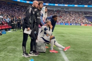 暖心！溫哥華球員沖入場(chǎng)內(nèi)慶祝，穆勒轉(zhuǎn)身?yè)肀軅年?duì)友