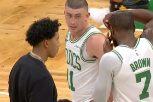 杰倫·布朗點起布萊克造殺傷 自己隱形眼鏡掉了&又自己按上