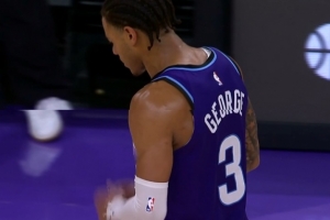 不滿判罰！基昂特·喬治疑似發(fā)球前被犯規(guī)