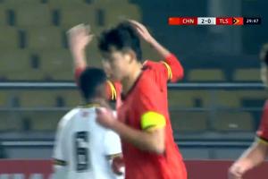 高空轟炸！張伯霖角球頭槌本場雙響，國少3-0領(lǐng)先東帝汶