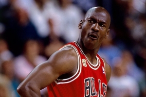 34年前的今天：喬丹罰球線調戲穆大叔 閉眼罰球空心入網(wǎng)