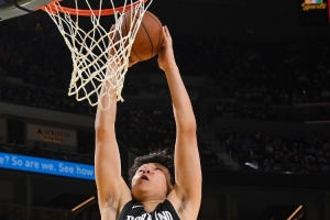 單臂接妙傳空接暴扣！媒體人：楊瀚森一定要學(xué)會(huì)吃餅 把握機(jī)會(huì)