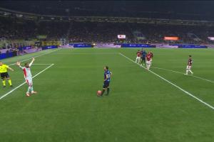 玩心理戰(zhàn)！邁尼昂故意站位偏左引誘恰20，出其不意撲向右側(cè)