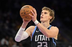 外線沒(méi)手感！馬爾卡寧上半場(chǎng)8中3得6分4板1斷 三分3中0