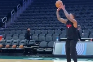 故地重游！利拉德在雄鹿主場(chǎng)三分訓(xùn)練 依舊穩(wěn)健彈無虛發(fā)