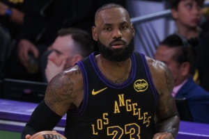 戰(zhàn)術上老詹是湖人幾號人物？解說：2號！更多扮演梳理者的角色