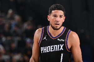 繼續(xù)開炮！布克手感火熱 弧頂抬手三分再度穿針