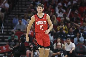 整個人都不一樣了！謝潑德積極換防 直接搶斷布克反擊造殺傷！