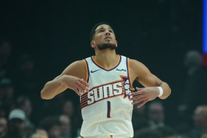 得分全在首節(jié)！布克半場7中3拿到9分3助有3失誤 正負值-5