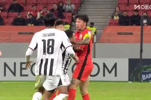 張琳芃身后飛鏟林加德，兩人爆發(fā)沖突！主裁判給兩人各一張黃牌