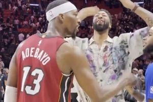 濃眉賽后和阿德巴約擁抱 還朝熱火主場球迷瘋狂飛吻??