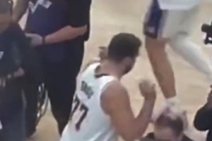 姿勢有點妖嬈??昨日賽前老詹撒鎂粉 東契奇仿佛受到驚嚇跑開