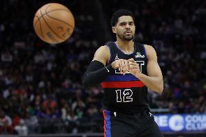 這NBA水平？托哈斷球上籃離譜脫手 西卡斷球后造犯規(guī)打回懸念