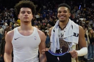 佛羅里達(dá)大學(xué)隊(duì)友！理查德和小克萊頓賽后交換簽名球衣