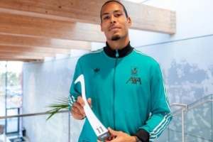 5次入選FIFPro年度最佳陣容！范戴克：來(lái)自同行的認(rèn)可是最棒的