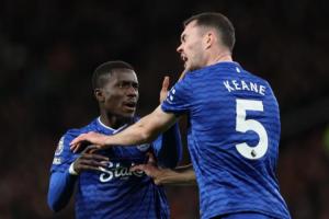 蓋耶為何掌摑隊(duì)友？蓋耶分球基恩，兩人配合失誤后讓B費(fèi)形成打門