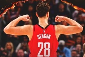 輕松砍下18+5+5！火箭發(fā)布贏球海報：申京秀肌肉瞬間成為封面