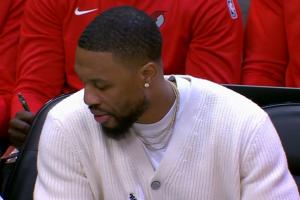 雄鹿主場播放視頻致敬 利拉德指天捶胸示意 身后的小楊有點懵