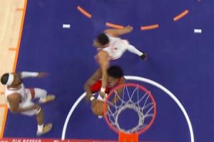 太猛了！阿門沖擊內(nèi)線布克拉都拉不住打進2+1 裁判升級為惡意犯規(guī)