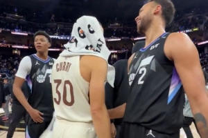 老隊(duì)友！李凱爾賽后與庫(kù)里、追夢(mèng)、小佩頓擁抱互動(dòng)