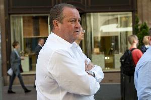 電訊報(bào)：前紐卡老板邁克·阿什利正式報(bào)價(jià)2000萬(wàn)鎊收購(gòu)謝周三