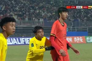 ??我來防他？趙松源爭頂破門，文萊防守球員身高還不到他肩膀