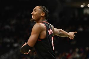 各隊(duì)單場(chǎng)三分紀(jì)錄都由誰(shuí)保持？?jī)H三人單場(chǎng)13+三分 哈登3次平紀(jì)錄