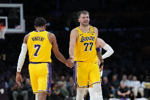 獲勝了真開心！文森特轉(zhuǎn)發(fā)湖人贏球海報+東契奇?zhèn)€人數(shù)據(jù)海報