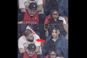 ??這反應(yīng)不對(duì)勁?。∶妄埓笃聊灰伤谱サ搅艘粚?duì)偷情的情侶球迷