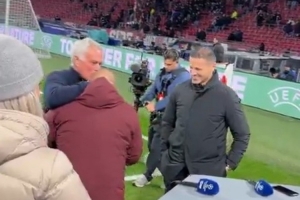 昔日師徒！穆帥歐冠賽前與斯內(nèi)德?lián)肀Ш? >
                                        </div>
                                    </div>
                                                                        <div   id=