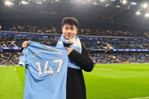 趙心童造訪曼城主場展示斯諾克世錦賽獎杯，并獲贈147號球衣