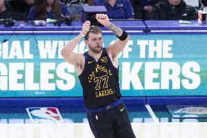 禮尚往來！東契奇三分命中 小卡追身三分迅速回應