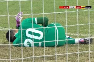 根本拖不住??文萊門將上半場屢次倒地，8分鐘補時國少連進(jìn)3球