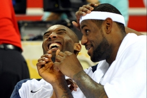 小南斯：詹科有不同的領(lǐng)導(dǎo)風(fēng)格 科比非常嚴(yán)格老詹接地氣開(kāi)玩笑