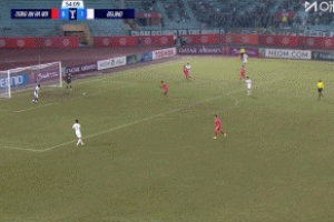 差點還一個！恩加德烏險些超巨失誤，幸好球被立柱彈出