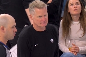 難了！庫里帶球攻筐被吹進(jìn)攻犯規(guī) 科爾選擇挑戰(zhàn)但以失敗告終