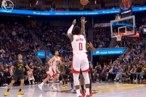 終于來了！申京助攻阿隆·霍勒迪三分反超 火箭本場首次領(lǐng)先！