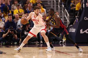 對(duì)位追夢(mèng)很難受！申京上半場(chǎng)11中4拿到9分3板2助 正負(fù)值-21