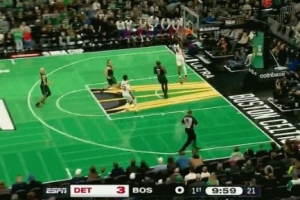 信手拈來！康寧漢姆保護籃板直接長傳 杜倫到位起三步雙手飛扣