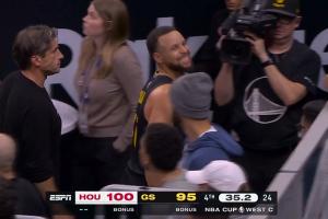 什么情況！比賽還剩最后35秒！庫里一瘸一拐微笑著提前離場！