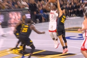 天怎么黑了！阿隆·霍勒迪持球強(qiáng)攻 先后遭遇庫(kù)里和追夢(mèng)大帽封蓋