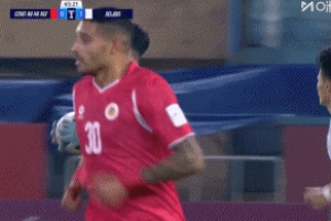 干啥呢？對手門將準(zhǔn)備快發(fā)，曹永競上腳撩了一下吃到黃牌！