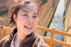 王思雨曬在希臘的游玩照：神明會(huì)老去 愛琴海的風(fēng)永遠(yuǎn)自由