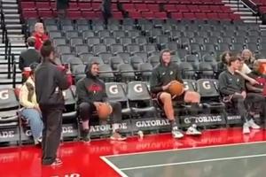 克林根&利拉德從替補(bǔ)席坐投三分 姜還是利指導(dǎo)這樣老的辣一些啊~