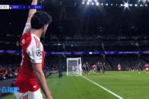 差一點！梅里諾力壓于帕頭球攻門偏出，坐地遺憾抱頭